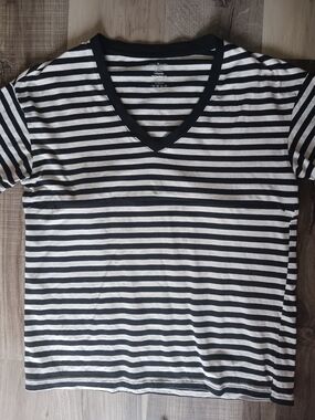 Movemama Cotton Striped V-Neck Short Sleeve Tee in Black & White